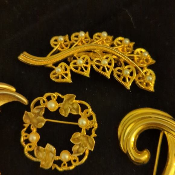 Lot of Five Vintage & Modern Gold Tone Brooches - Picture 5 of 12